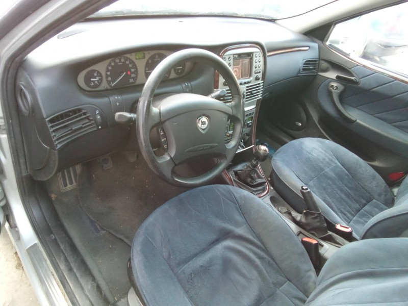 lancia lybra berlina del año 2001