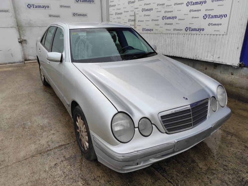 mercedes-benz clase e (w210) berlina del año 2001