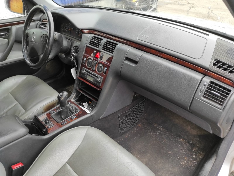 mercedes-benz clase e (w210) berlina del año 2001