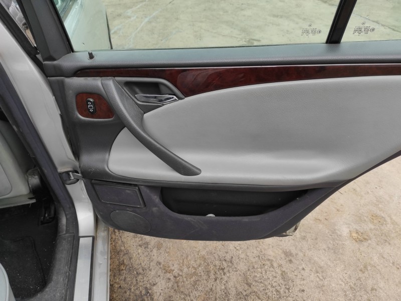mercedes-benz clase e (w210) berlina del año 2001