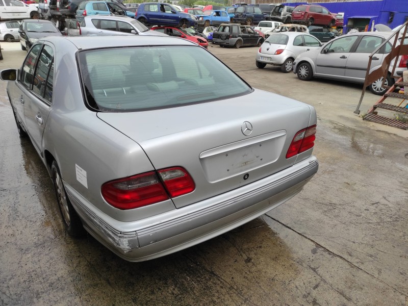 mercedes-benz clase e (w210) berlina del año 2001