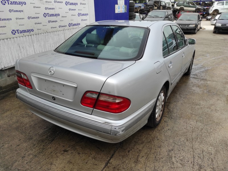 mercedes-benz clase e (w210) berlina del año 2001