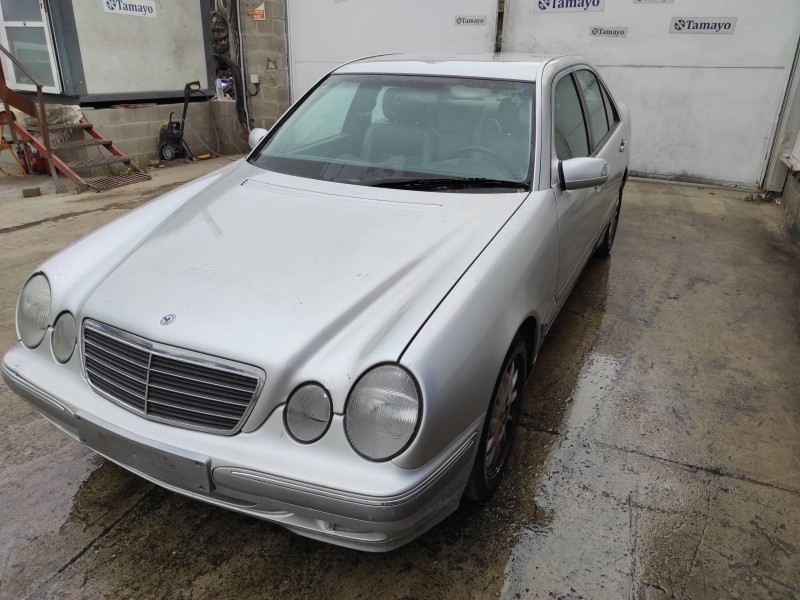 mercedes-benz clase e (w210) berlina del año 2001