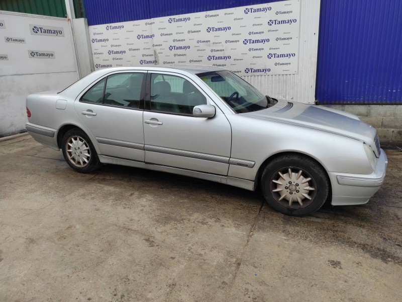 mercedes-benz clase e (w210) berlina del año 2001