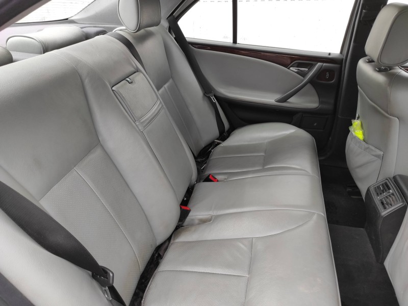 mercedes-benz clase e (w210) berlina del año 2001