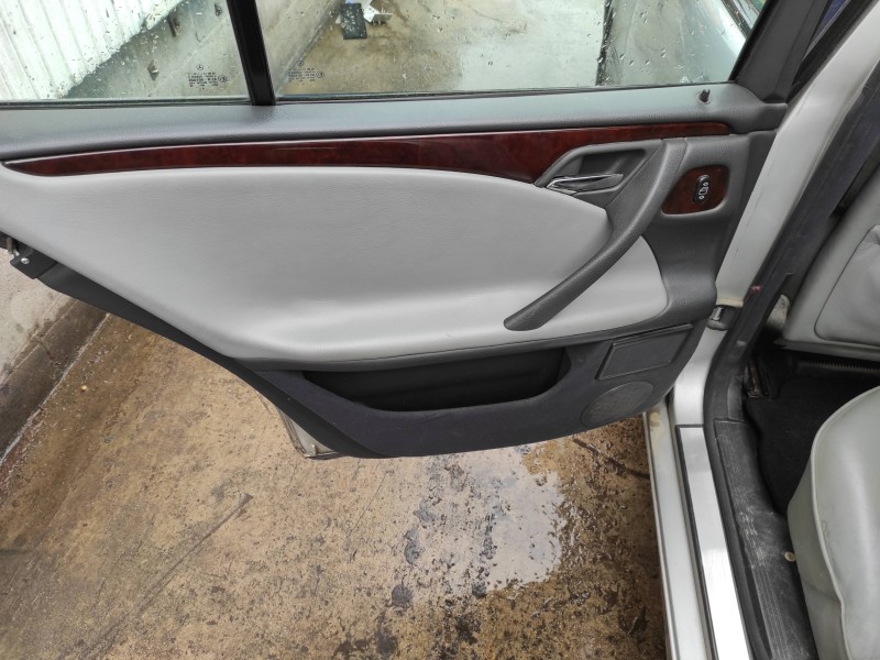 mercedes-benz clase e (w210) berlina del año 2001