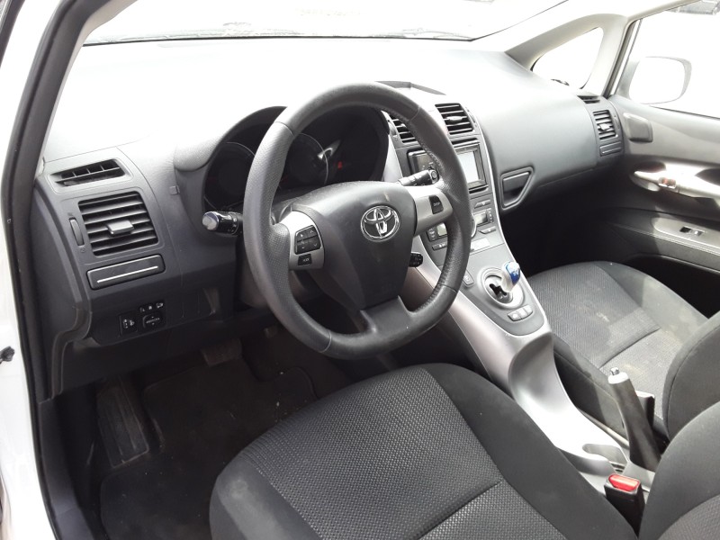 toyota auris del año 2011