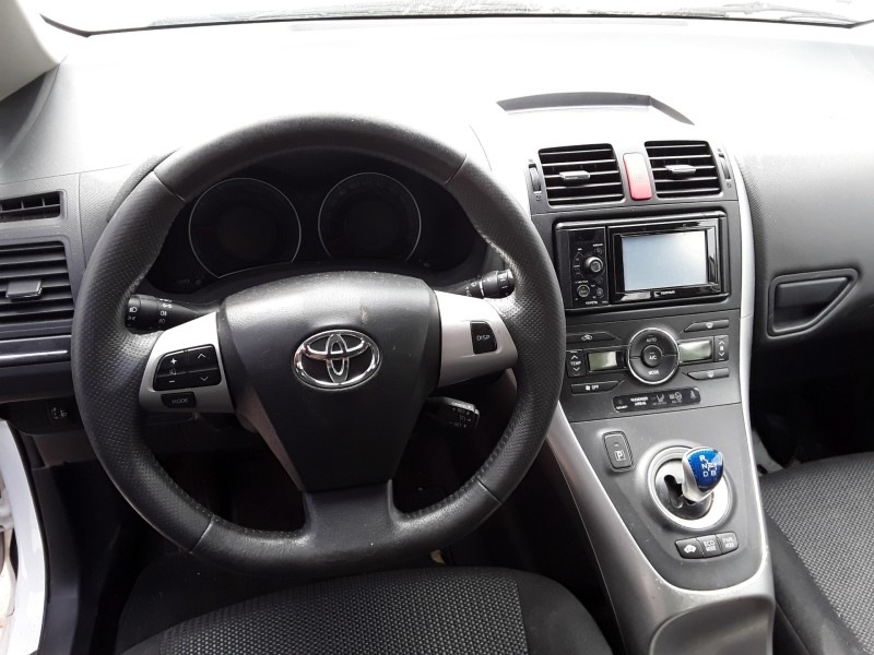 toyota auris del año 2011