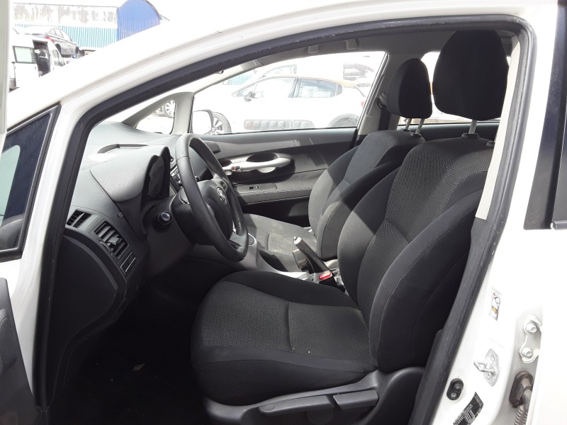 toyota auris del año 2011
