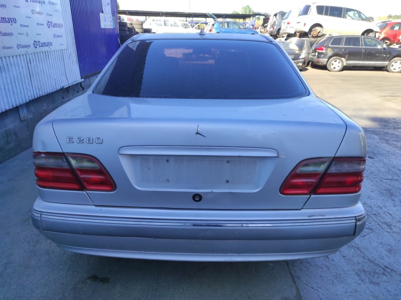 mercedes-benz clase e (w210) berlina del año 2000