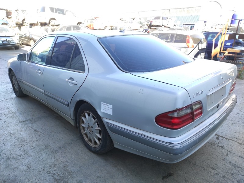 mercedes-benz clase e (w210) berlina del año 2000