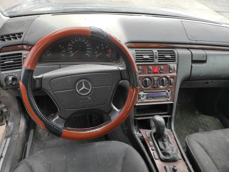 mercedes-benz clase e (w210) berlina del año 1999