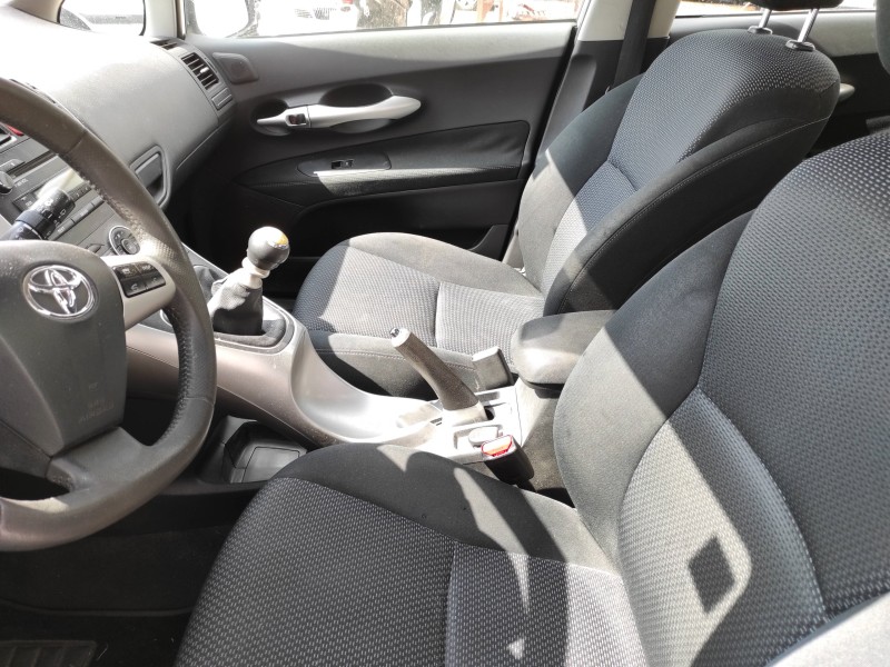 toyota auris del año 2011