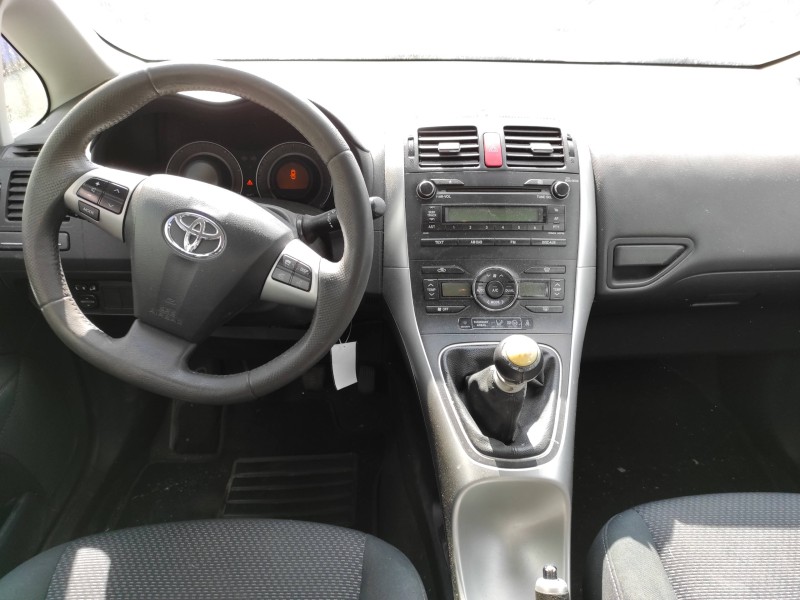 toyota auris del año 2011