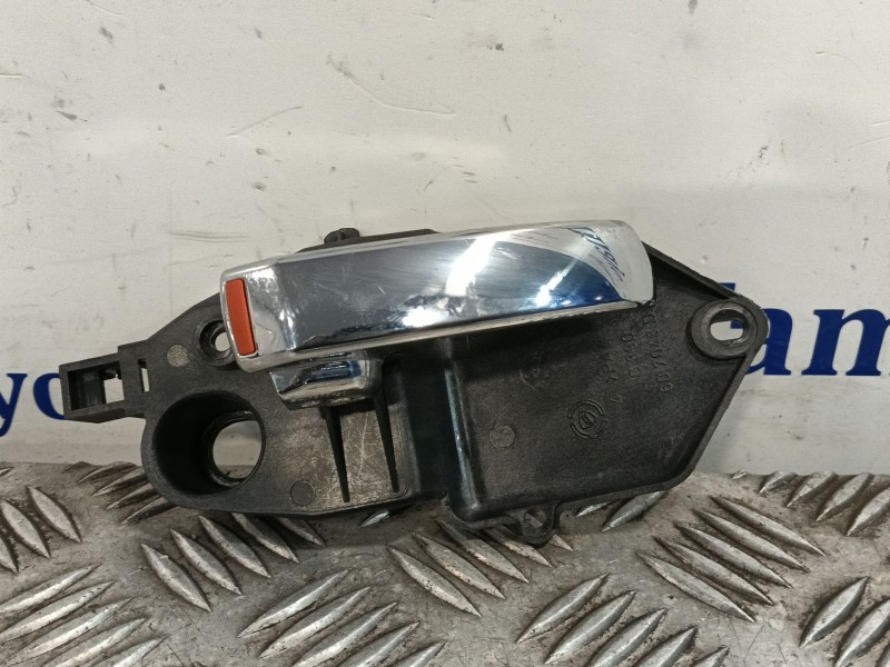 Recambio de maneta interior delantera derecha para fiat 500 (312_) 1.2 (312axa1a) referencia OEM IAM 607048DX  