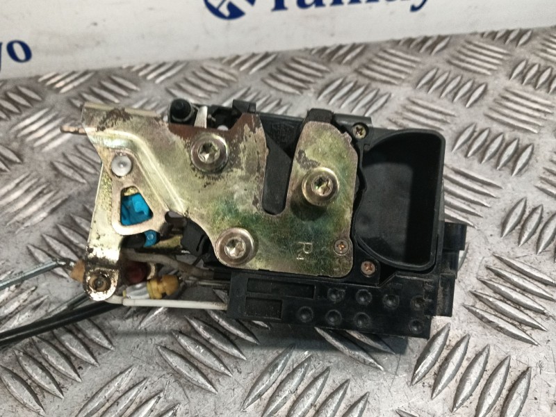 Recambio de cerradura puerta delantera derecha para ssangyong rexton 2.7 turbodiesel cat referencia OEM IAM   