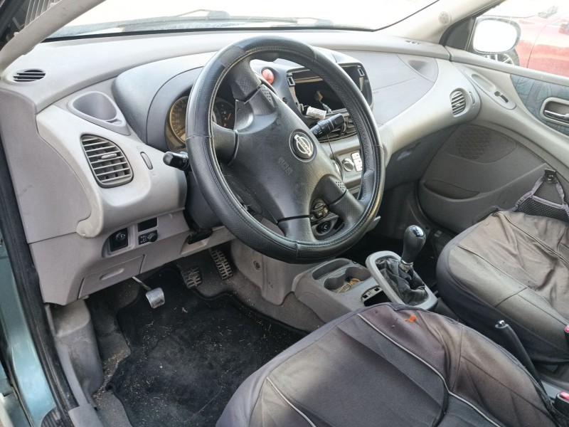 nissan almera tino (v10) del año 2002