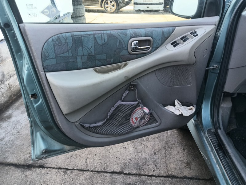 nissan almera tino (v10) del año 2002