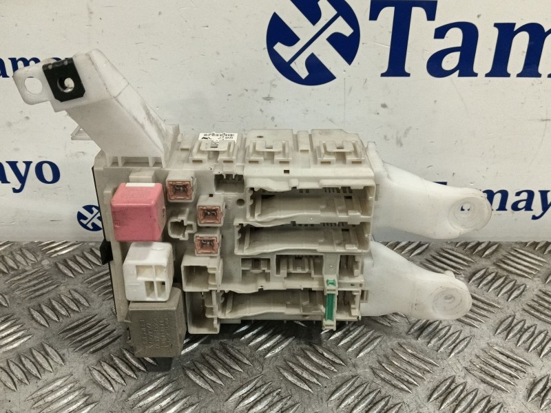 Recambio de caja reles / fusibles para toyota auris 1.4 turbodiesel cat referencia OEM IAM 8273002150A  