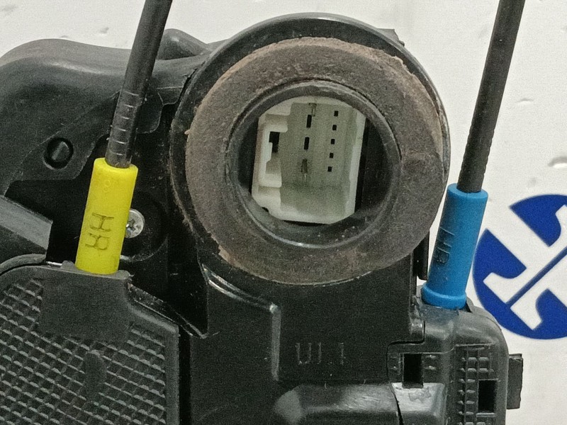 Recambio de cerradura puerta trasera izquierda para toyota auris 1.4 turbodiesel cat referencia OEM IAM A046693  