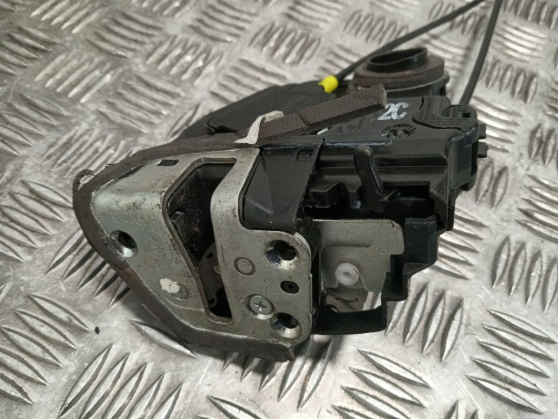 Recambio de cerradura puerta trasera izquierda para toyota auris 1.4 turbodiesel cat referencia OEM IAM A046693  