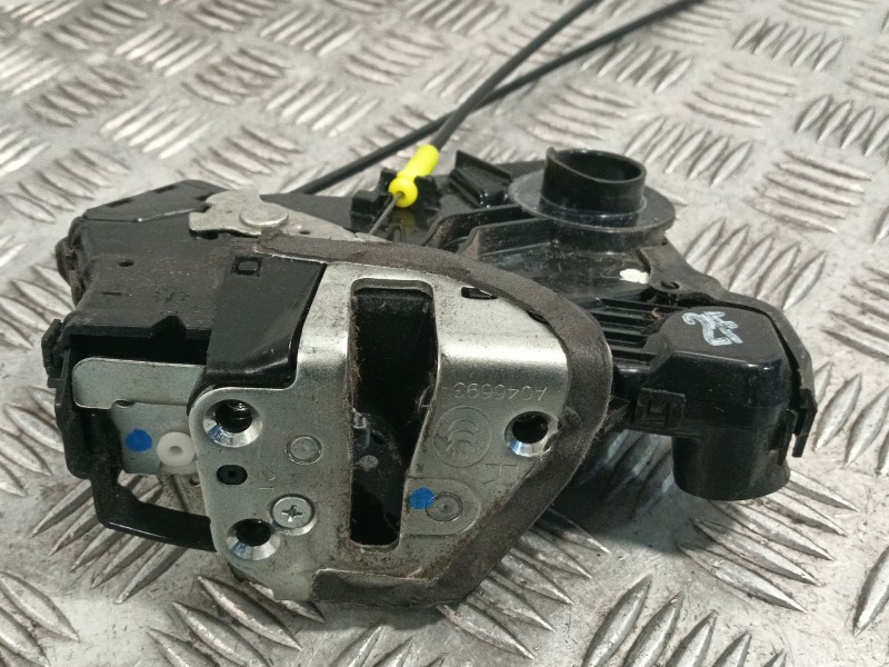 Recambio de cerradura puerta delantera derecha para toyota auris 1.4 turbodiesel cat referencia OEM IAM A046693  