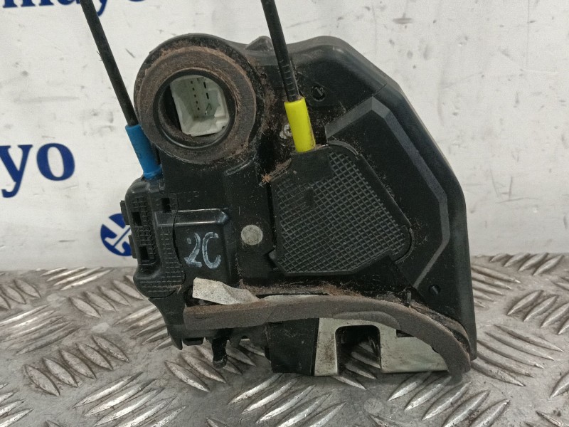 Recambio de cerradura puerta trasera derecha para toyota auris 1.4 turbodiesel cat referencia OEM IAM A046693  