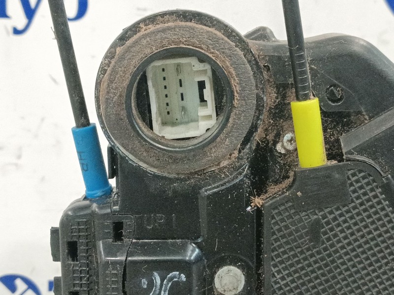 Recambio de cerradura puerta trasera derecha para toyota auris 1.4 turbodiesel cat referencia OEM IAM A046693  