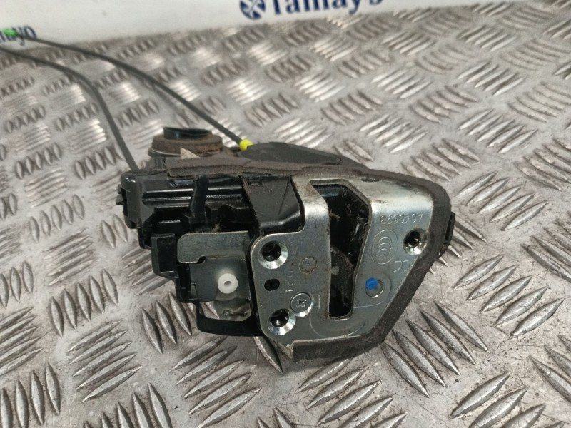 Recambio de cerradura puerta trasera derecha para toyota auris 1.4 turbodiesel cat referencia OEM IAM A046693  