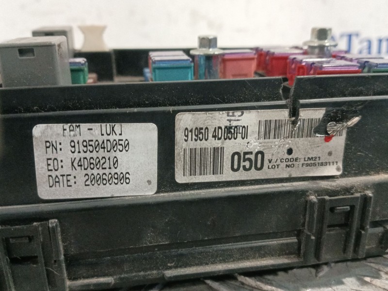 Recambio de caja fusibles para kia carnival referencia OEM IAM 919504D050 K4D60210 
