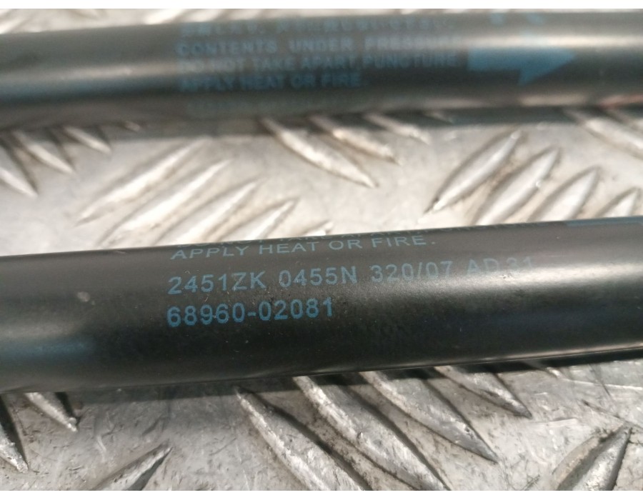 Recambio de amortiguadores maletero / porton para toyota auris 1.4 turbodiesel cat referencia OEM IAM 6895002091  