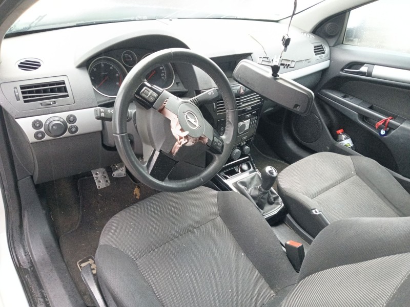 opel astra h gtc (a04) del año 2010