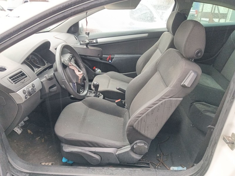 opel astra h gtc (a04) del año 2010