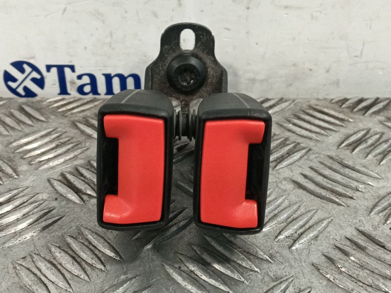 Recambio de enganche cinturon trasero derecho para ford kuga i 2.0 tdci referencia OEM IAM A613K21AA  