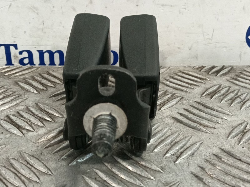 Recambio de enganche cinturon trasero derecho para ford kuga i 2.0 tdci referencia OEM IAM A613K21AA  