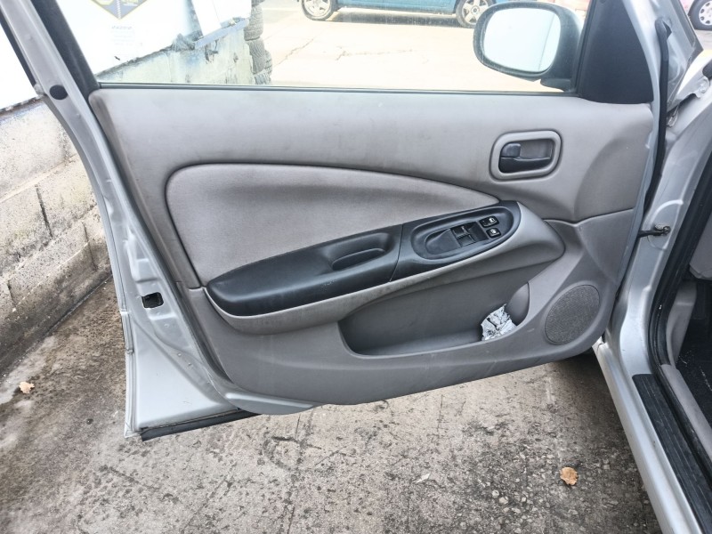 nissan almera ii hatchback (n16) del año 2000