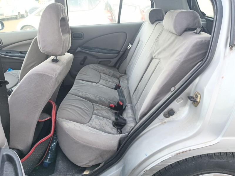 nissan almera ii hatchback (n16) del año 2000