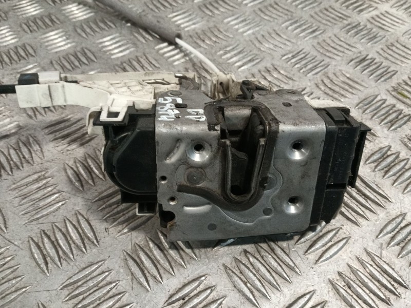 Recambio de cerradura puerta delantera derecha para volkswagen crafter caja cerrada referencia OEM IAM 45021168  