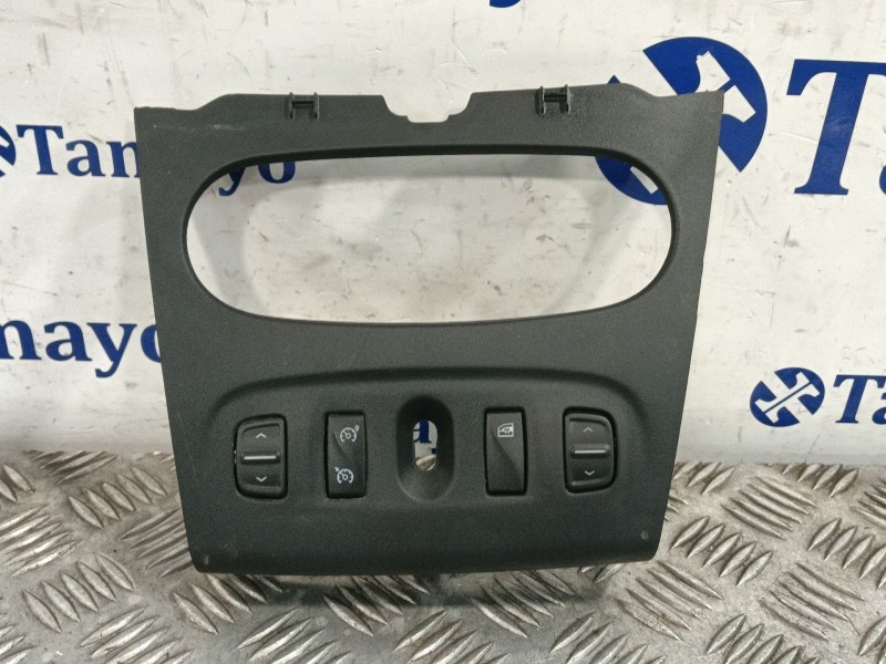 Recambio de moldura para dacia sandero referencia OEM IAM 275009384R  