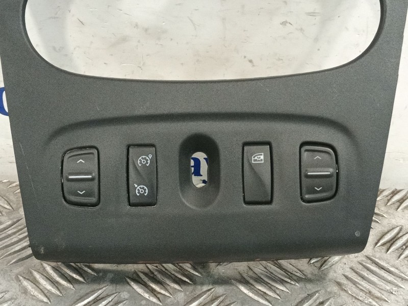 Recambio de moldura para dacia sandero referencia OEM IAM 275009384R  