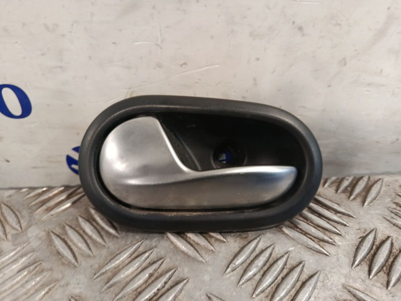 Recambio de maneta interior delantera izquierda para dacia sandero referencia OEM IAM 806718771R  