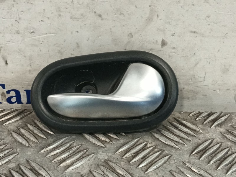 Recambio de maneta interior delantera derecha para dacia sandero referencia OEM IAM 826724918R  