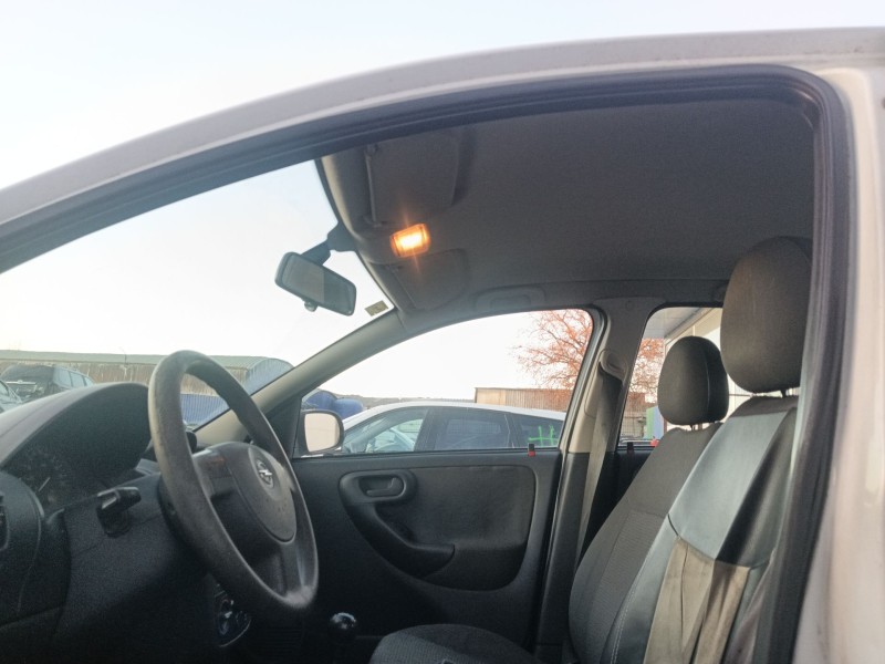 opel corsa c (x01) del año 2004