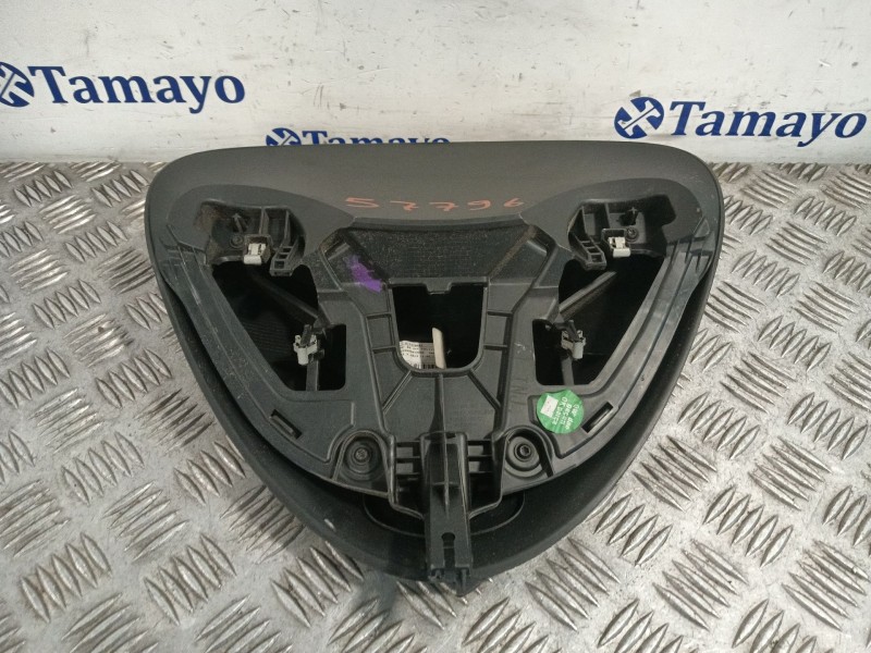 Recambio de moldura para renault clio iv referencia OEM IAM 682409146R  