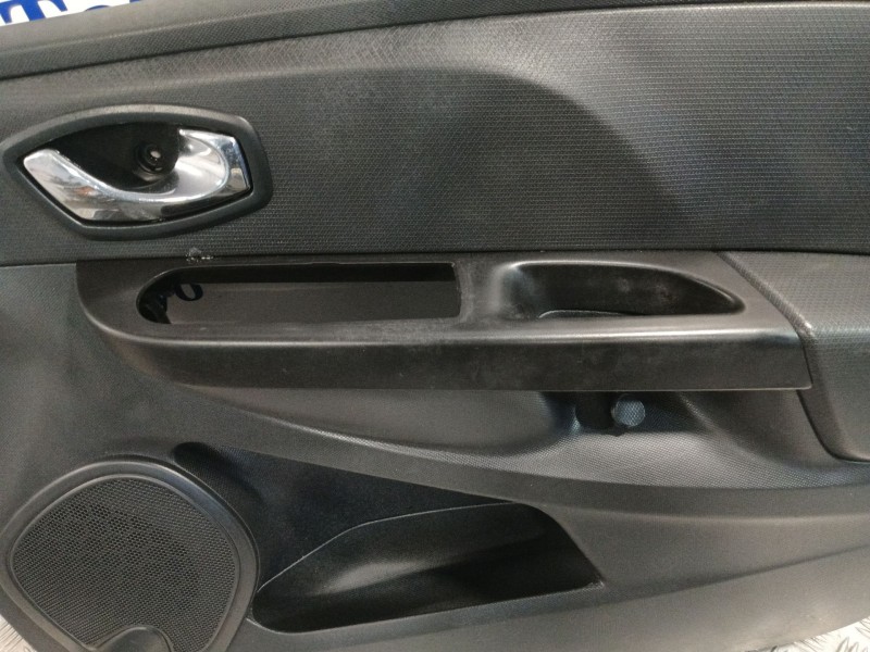 Recambio de guarnecido puerta delantera derecha para renault clio iv referencia OEM IAM 809004539R 1135265X 