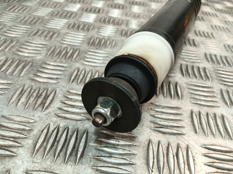 Recambio de amortiguador trasero izquierdo para renault clio iv referencia OEM IAM 562109815R  