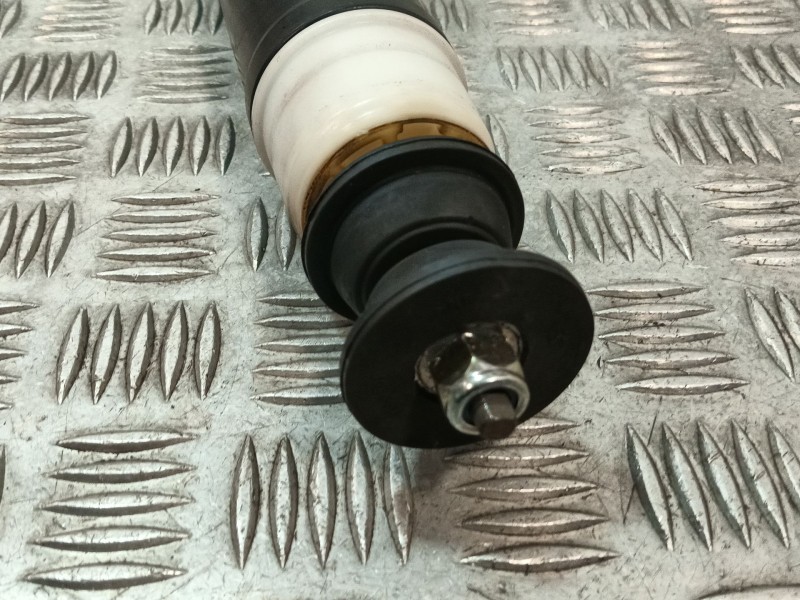 Recambio de amortiguador trasero derecho para renault clio iv referencia OEM IAM 562109815R  