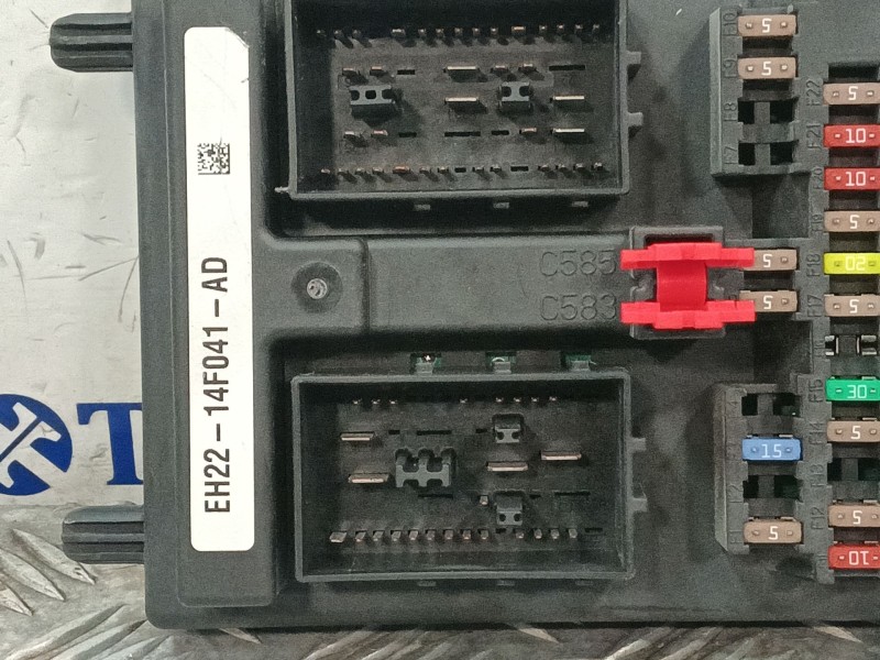 Recambio de caja reles / fusibles para land rover discovery iv (l319) 3.0 sdv6 4x4 referencia OEM IAM EH2214F041AD  