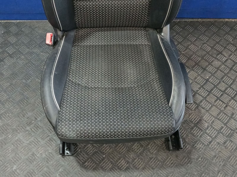 Recambio de asiento delantero izquierdo para kia xceed (cd) 1.6 gdi hybrid referencia OEM IAM AH229F836AB  