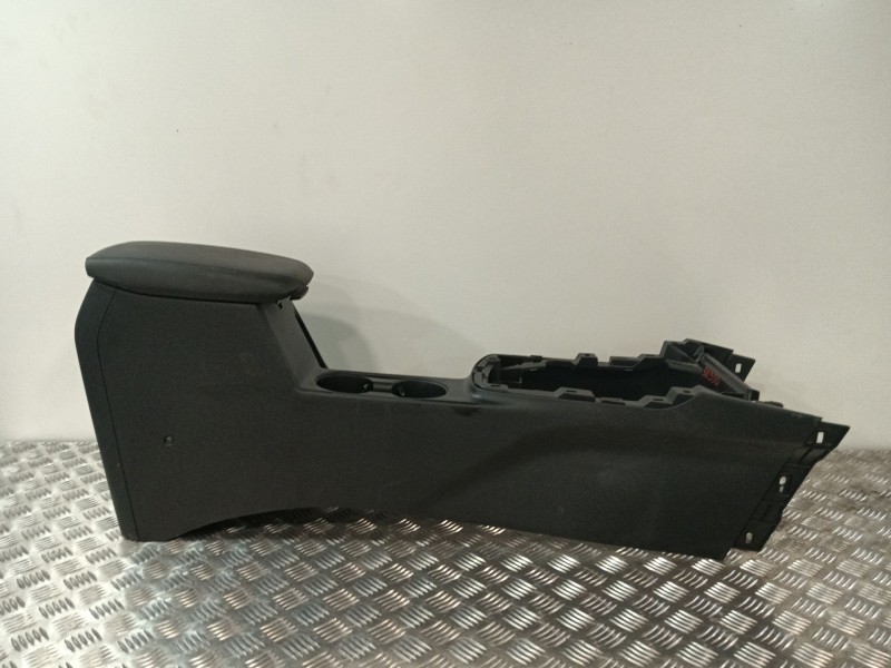 Recambio de apoyabrazos central para kia ceed referencia OEM IAM 84636J7000  